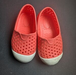 Old Navy waterproof shoes for girls size 5